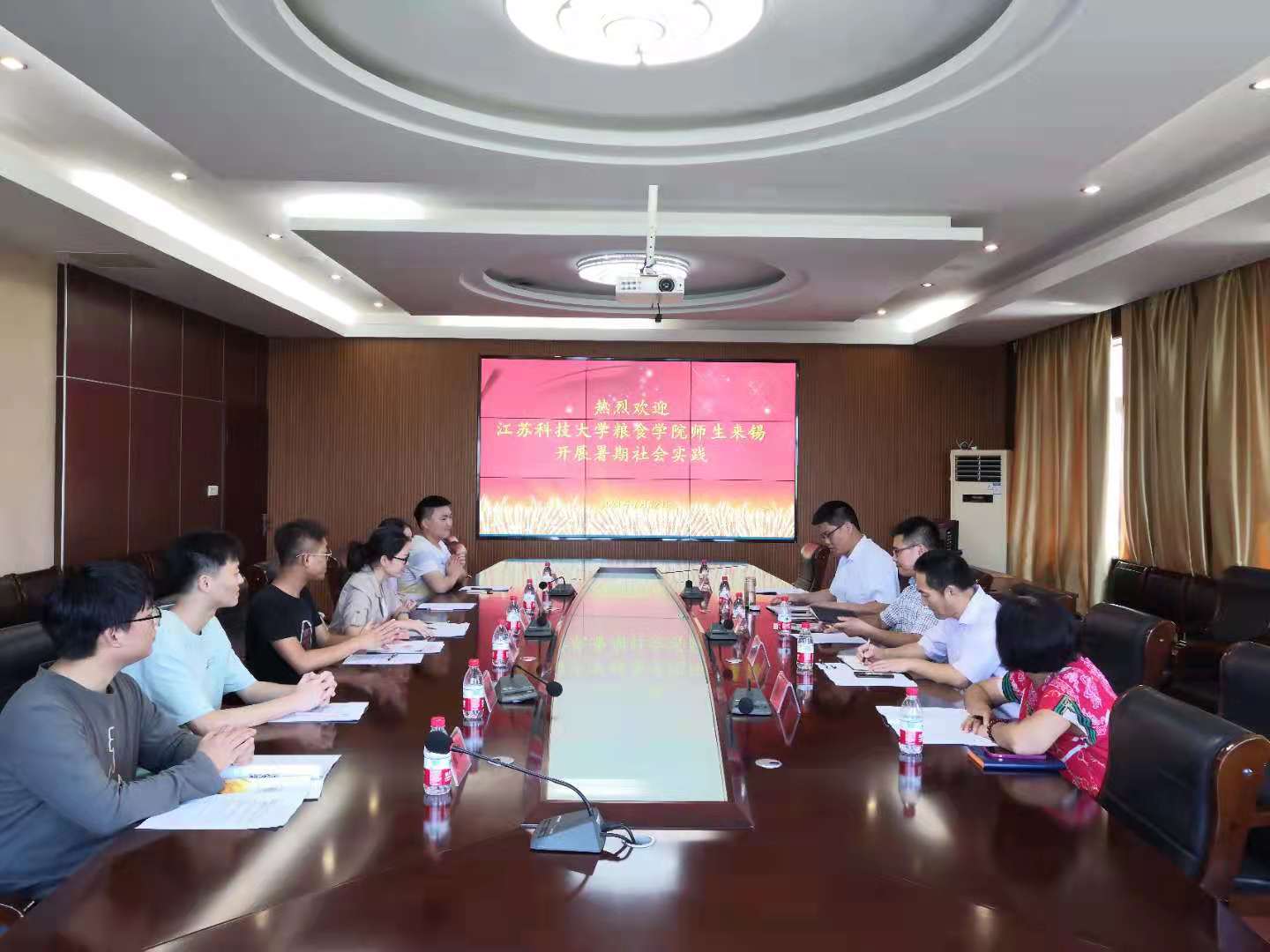 图为无锡市粮食和物资储备局在国储库举行仪式欢迎全体师生.jpg