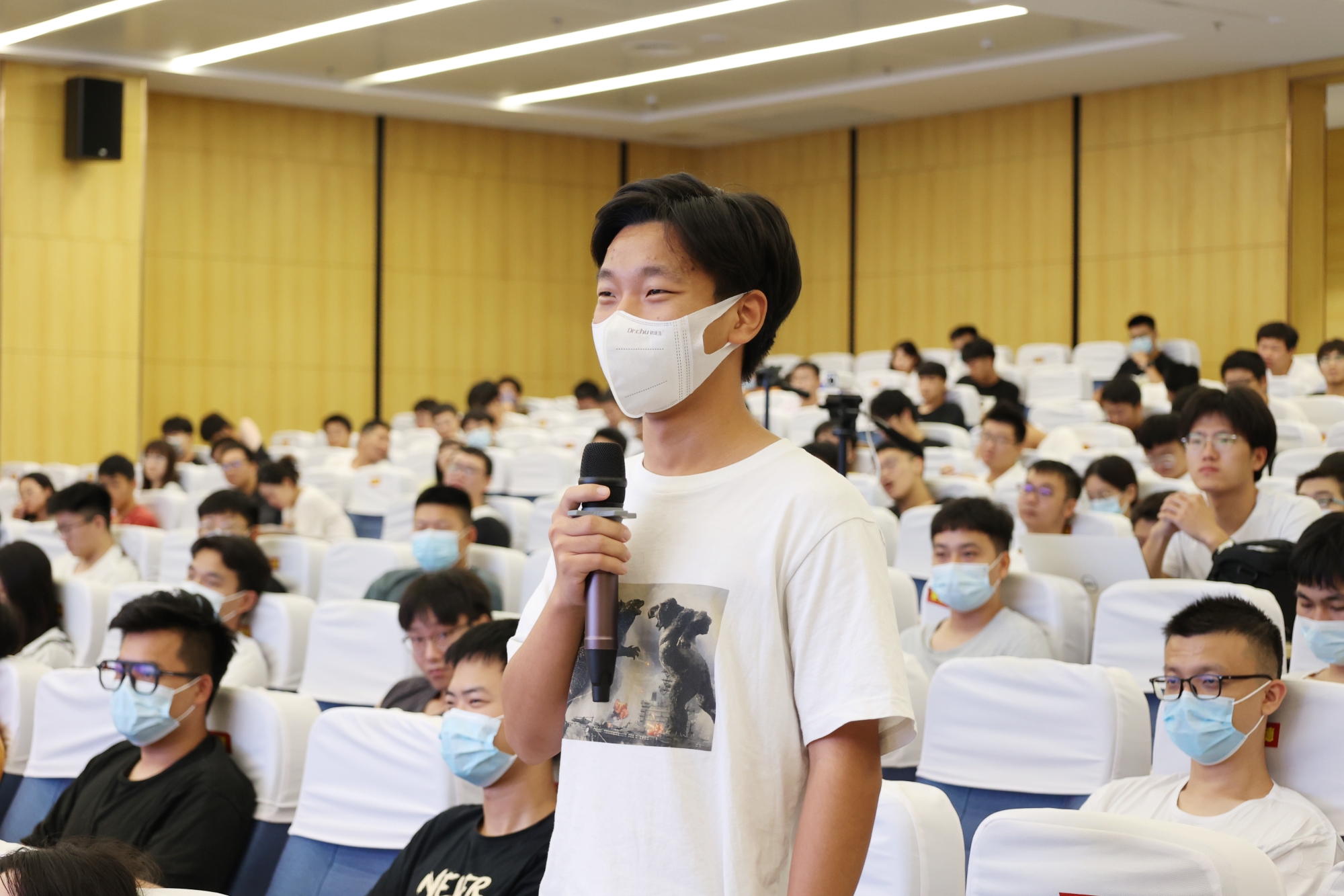 中国科学院院士陈光教授来我校做报告