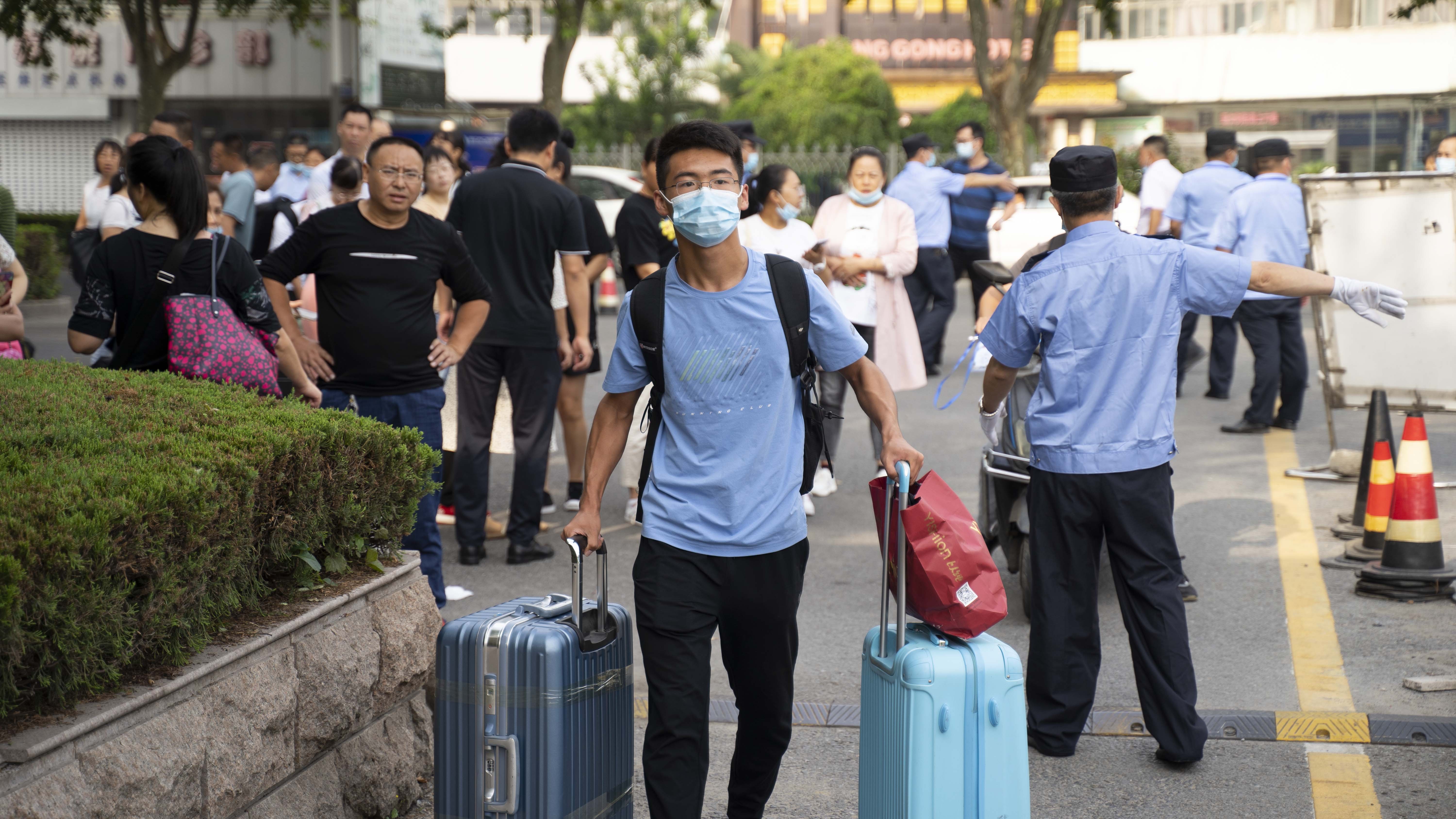 江苏启东北城区街道：在职党员“双报到” 服务群众“零距离”_中国江苏网