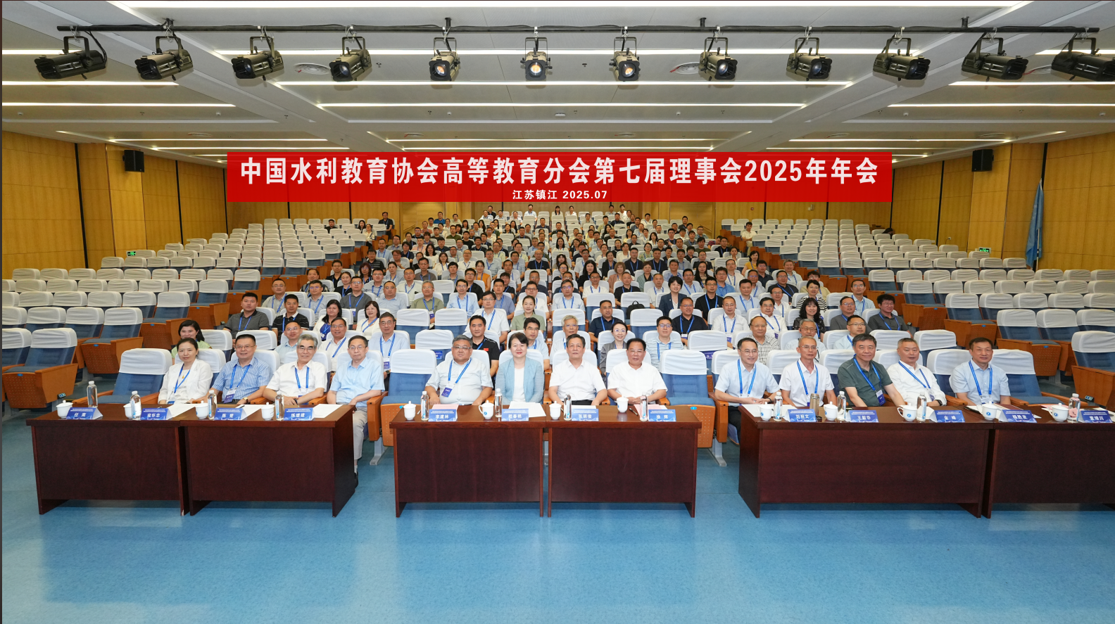 年会合影2.png