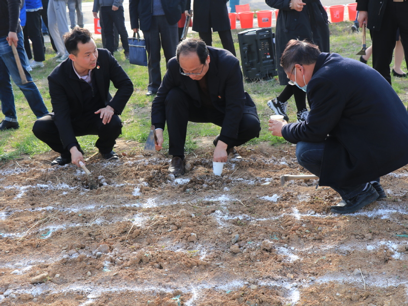 我校首个劳动教育实践基地启动仪式成功举行