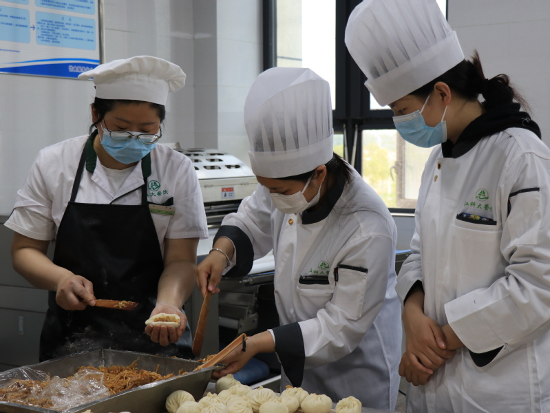走进食堂 眼见为“食”——饮服中心联合开展“食堂开放日”系列活动