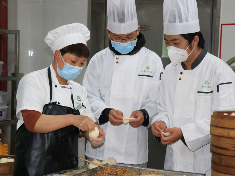 走进食堂 眼见为“食”——饮服中心联合开展“食堂开放日”系列活动