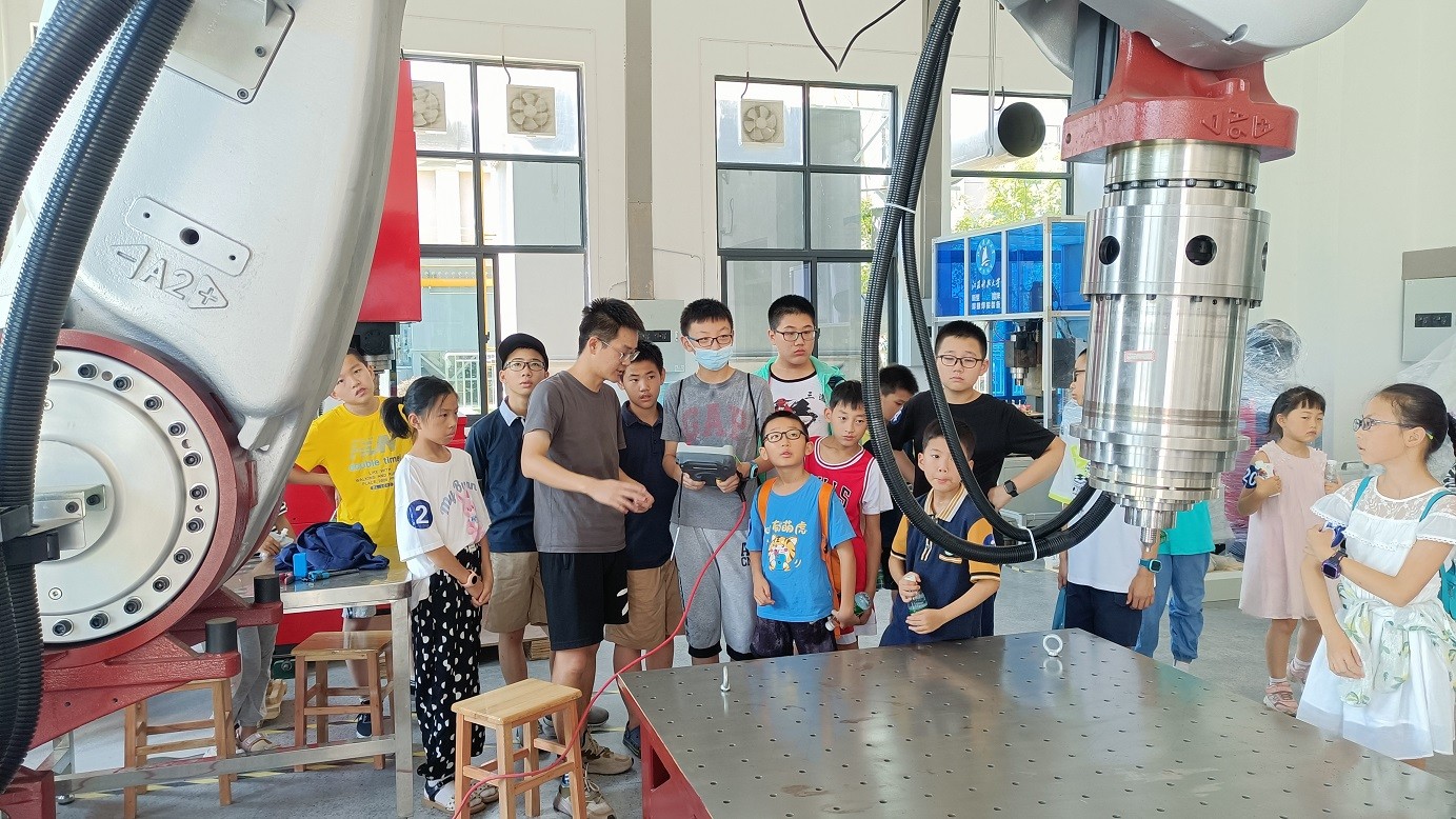校工会启动“走进江科大 研学助成长”暑期教职工子女科普实践活动