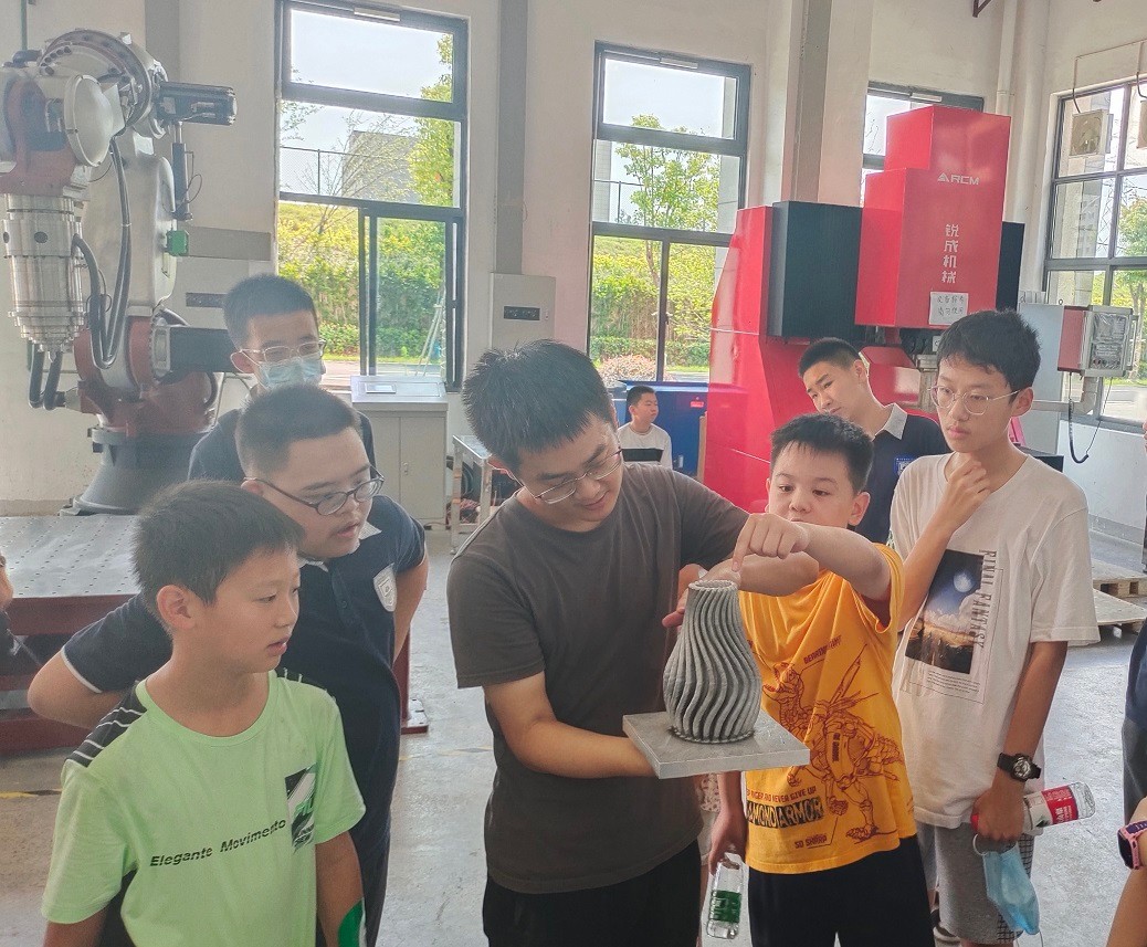 校工会启动“走进江科大 研学助成长”暑期教职工子女科普实践活动