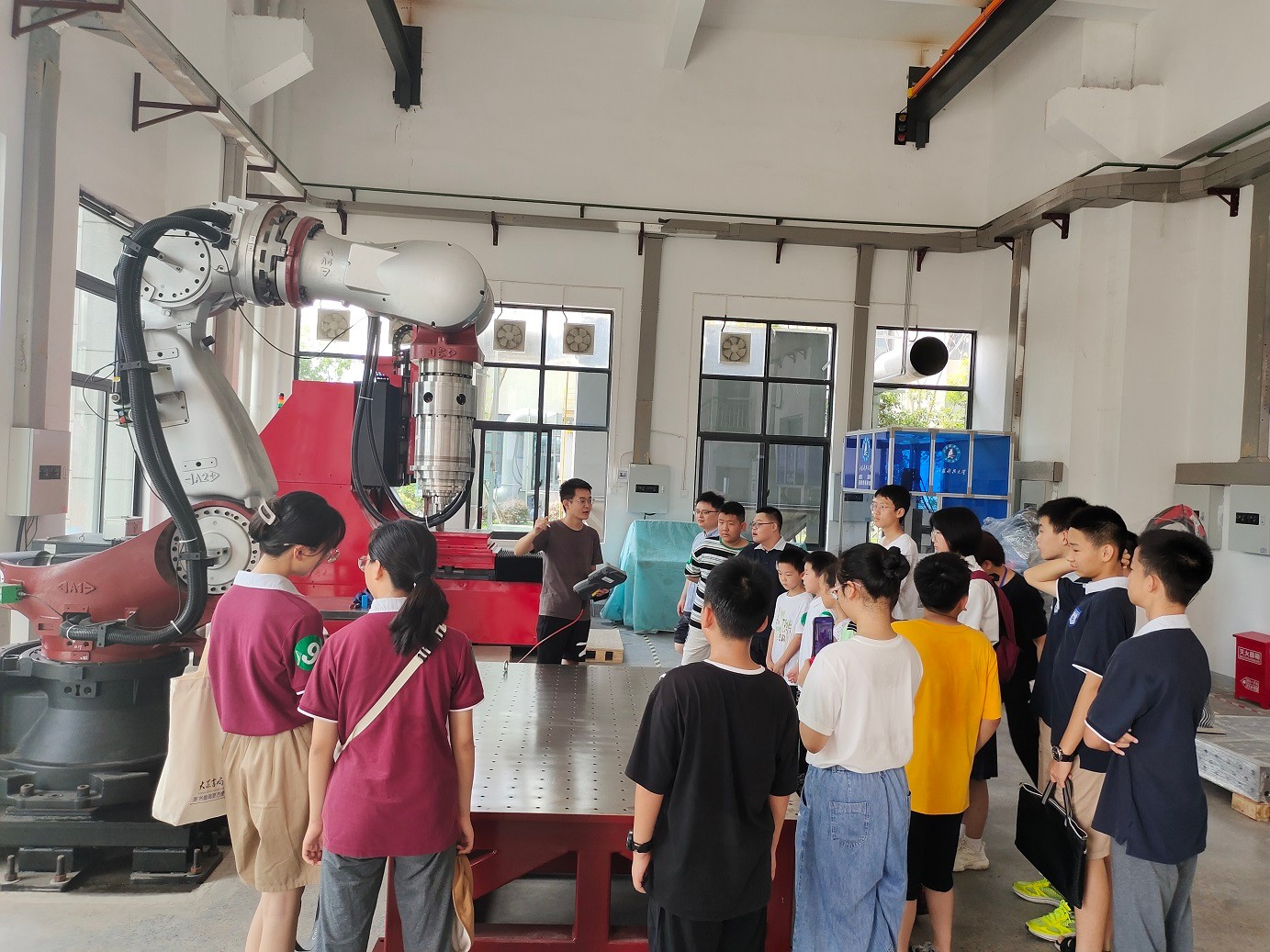 校工会启动“走进江科大 研学助成长”暑期教职工子女科普实践活动