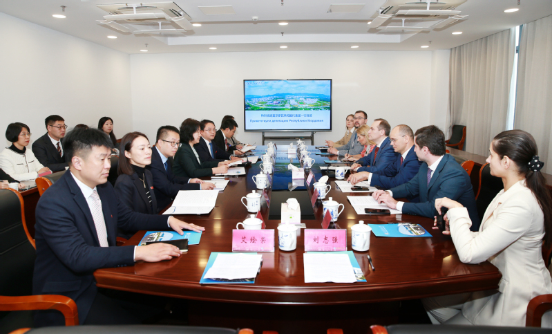 俄罗斯莫尔多瓦共和国行政长官阿尔乔姆•兹杜诺夫率团参访我校