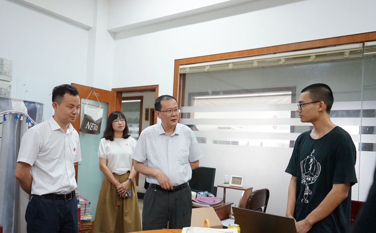 汤校长慰问项目团队.jpg