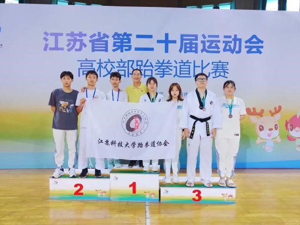 学校跆拳道代表队在省运会中获三枚铜牌