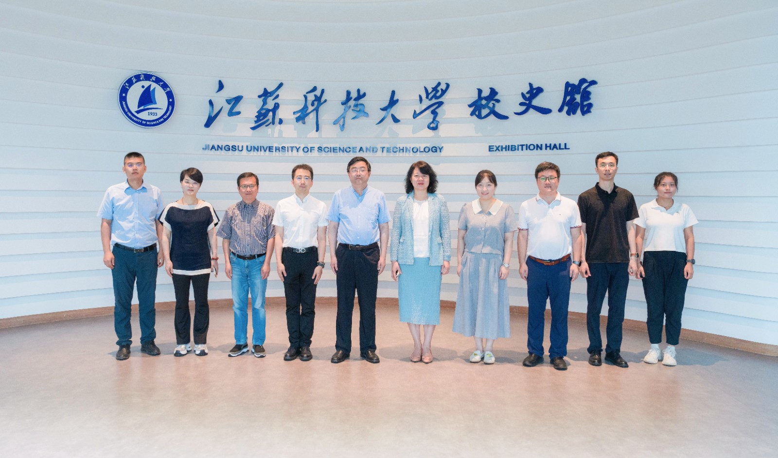 参观校史馆2.jpg