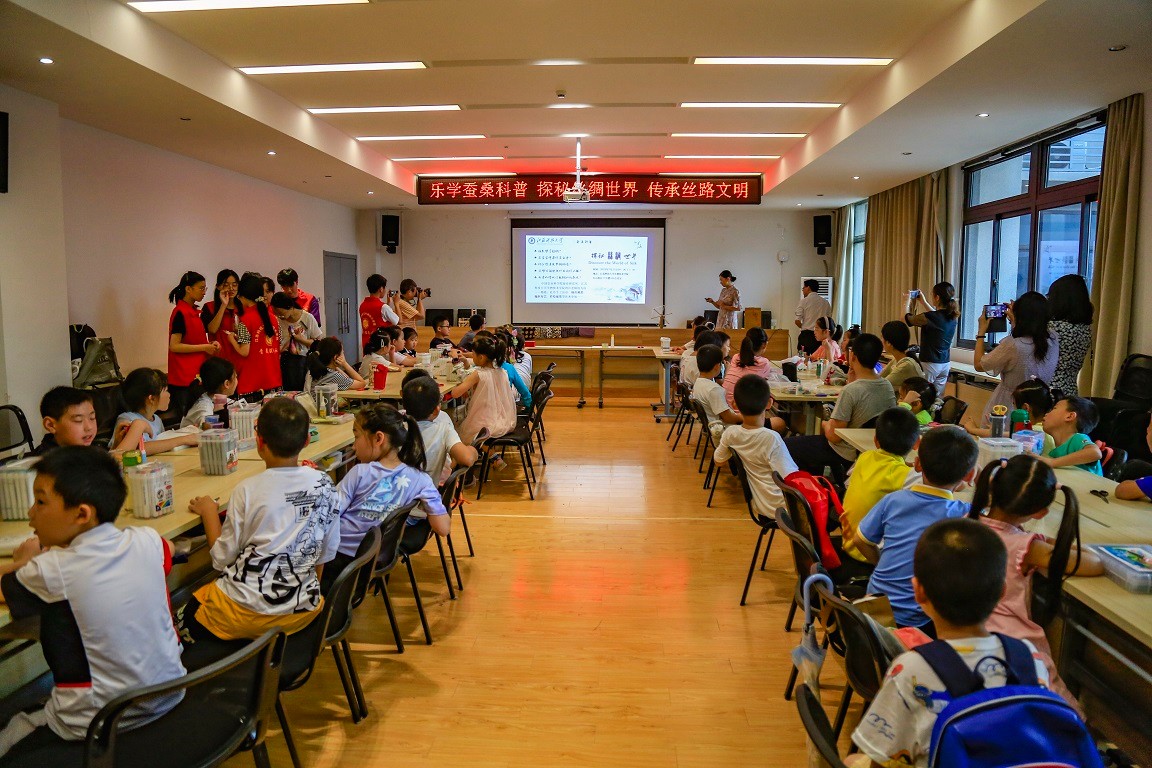 校工会组织教职工子女开展蚕桑科普实践活动