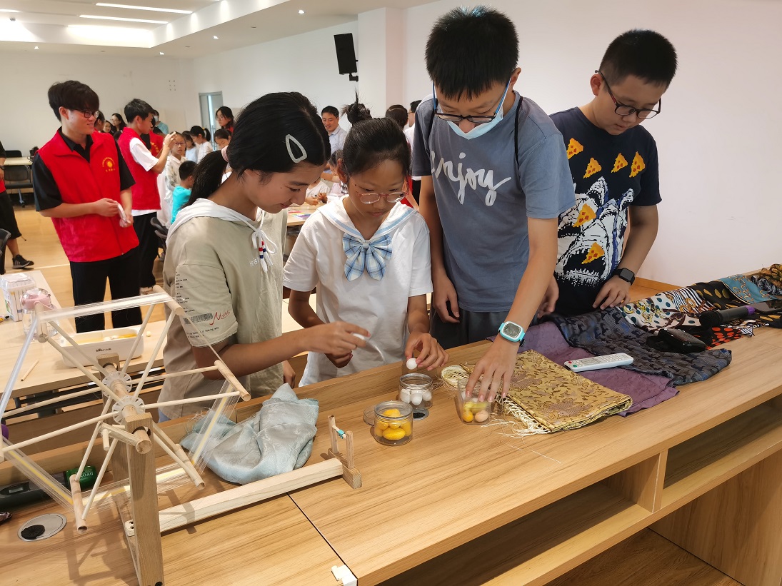 校工会组织教职工子女开展蚕桑科普实践活动