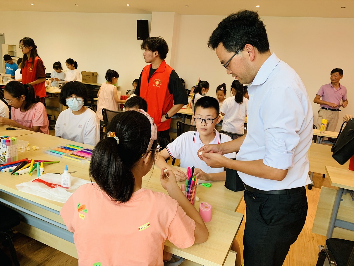 校工会组织教职工子女开展蚕桑科普实践活动