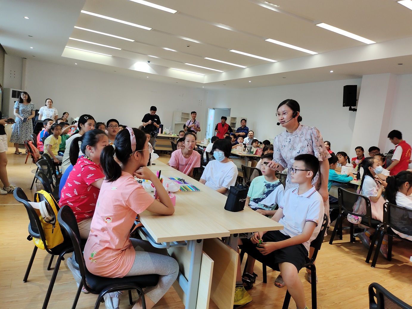 校工会组织教职工子女开展蚕桑科普实践活动