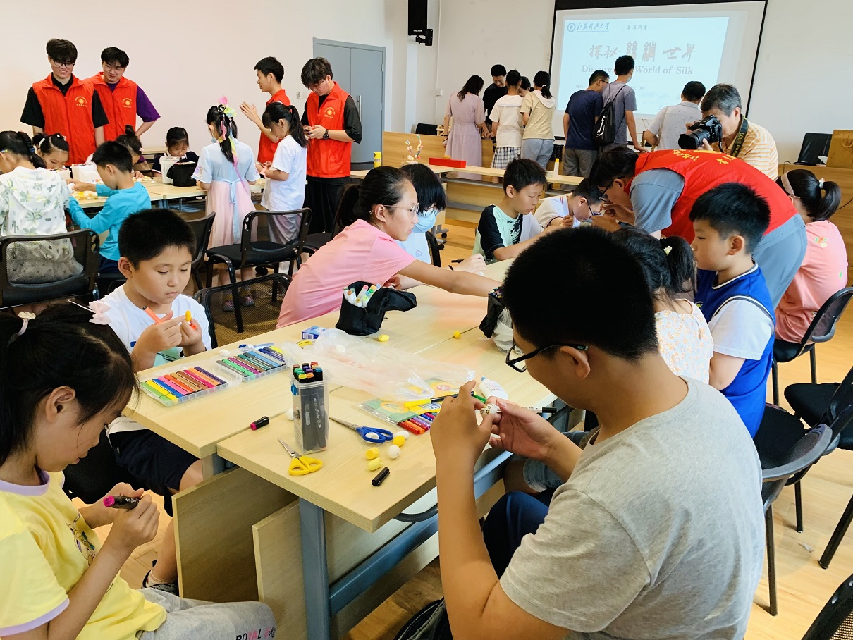 校工会组织教职工子女开展蚕桑科普实践活动