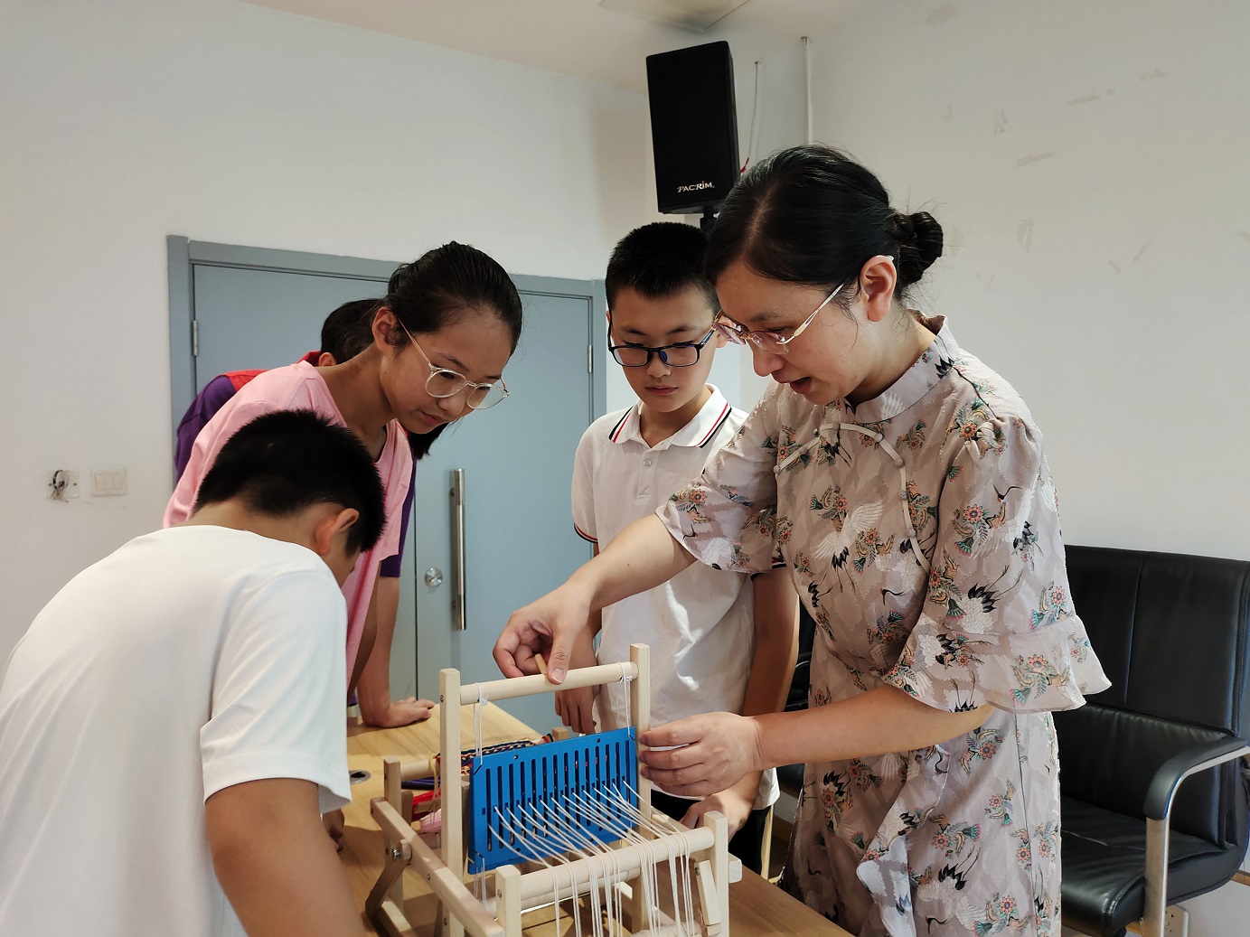 校工会组织教职工子女开展蚕桑科普实践活动