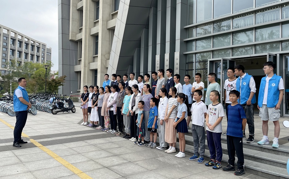 校工会组织教职工子女开展物理探秘之光学世界科普活动
