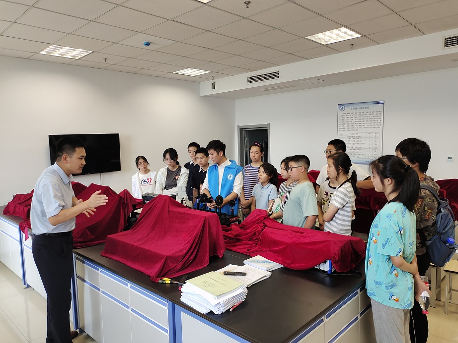 校工会组织教职工子女开展物理探秘之光学世界科普活动