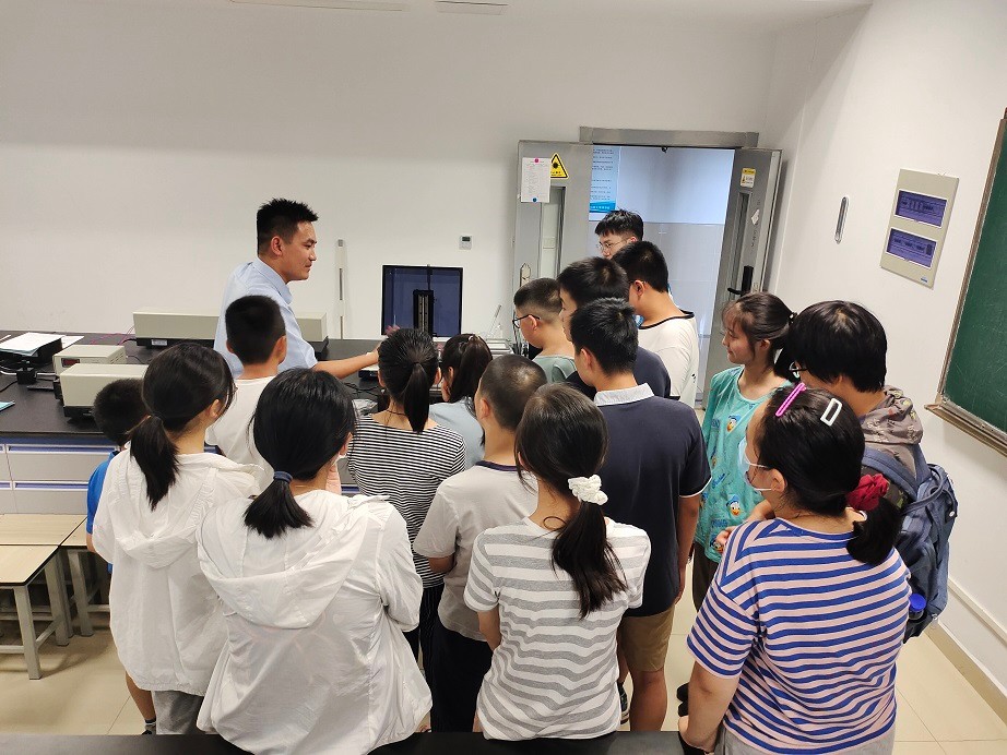 校工会组织教职工子女开展物理探秘之光学世界科普活动