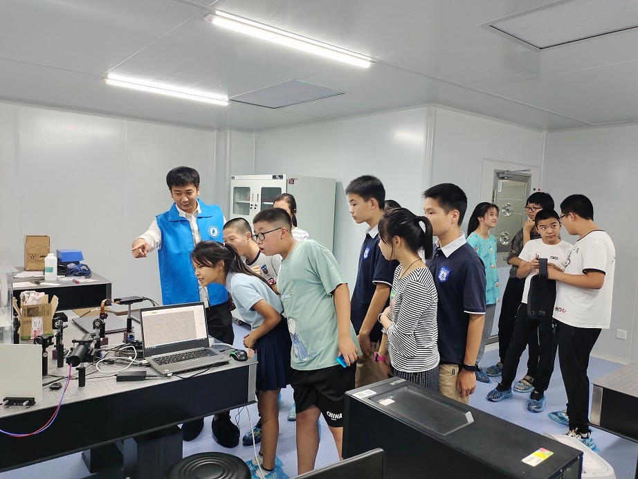 校工会组织教职工子女开展物理探秘之光学世界科普活动