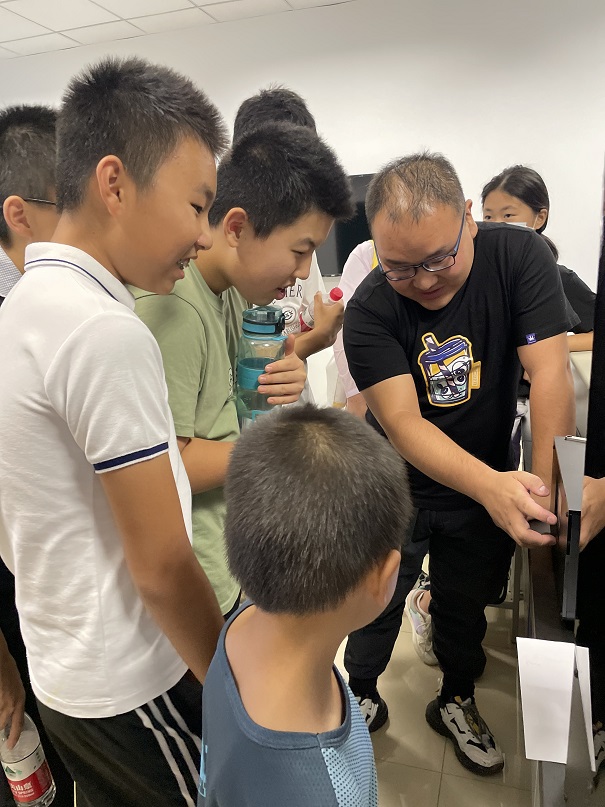 校工会组织教职工子女开展物理探秘之光学世界科普活动