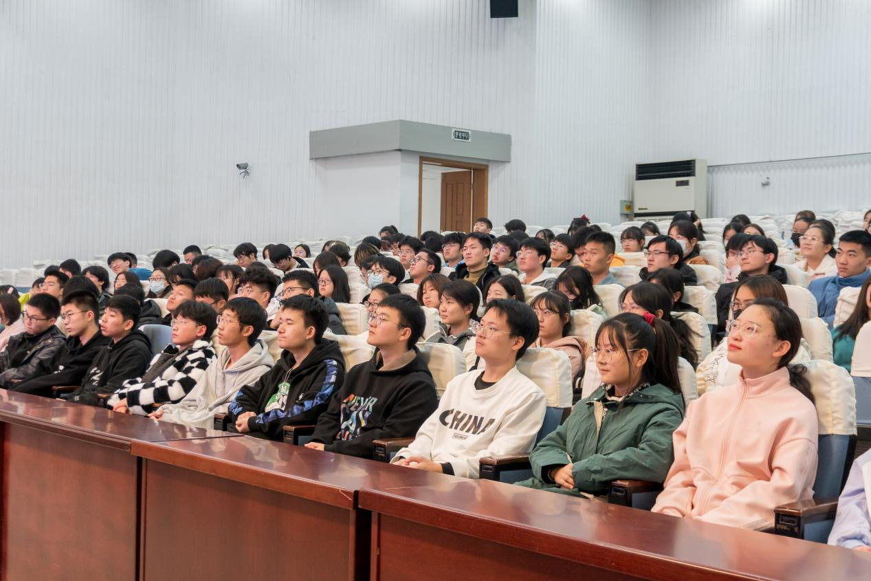 “坚守本心，梦想启航”新生转型教育系列活动 ——“新起点、新目标、新征程”专题报告会