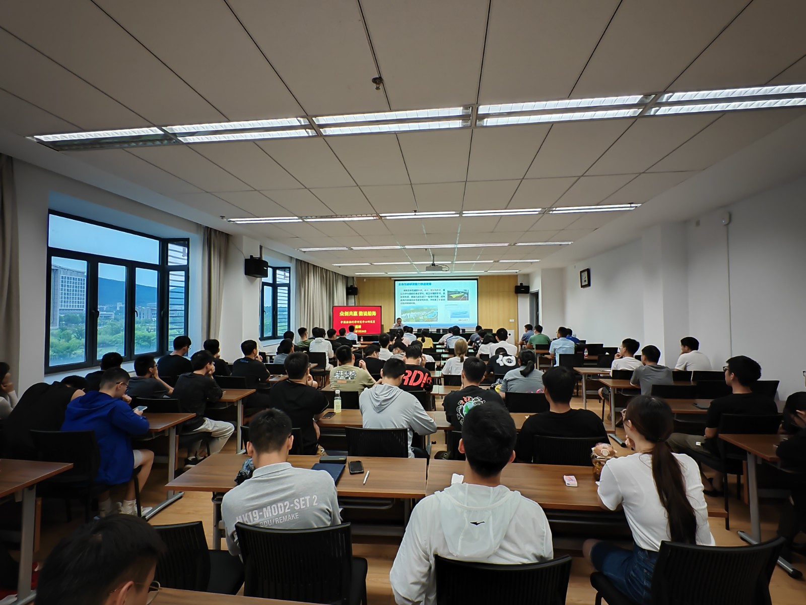 我校举办“众创共赢 数说船海”专题学术报告会