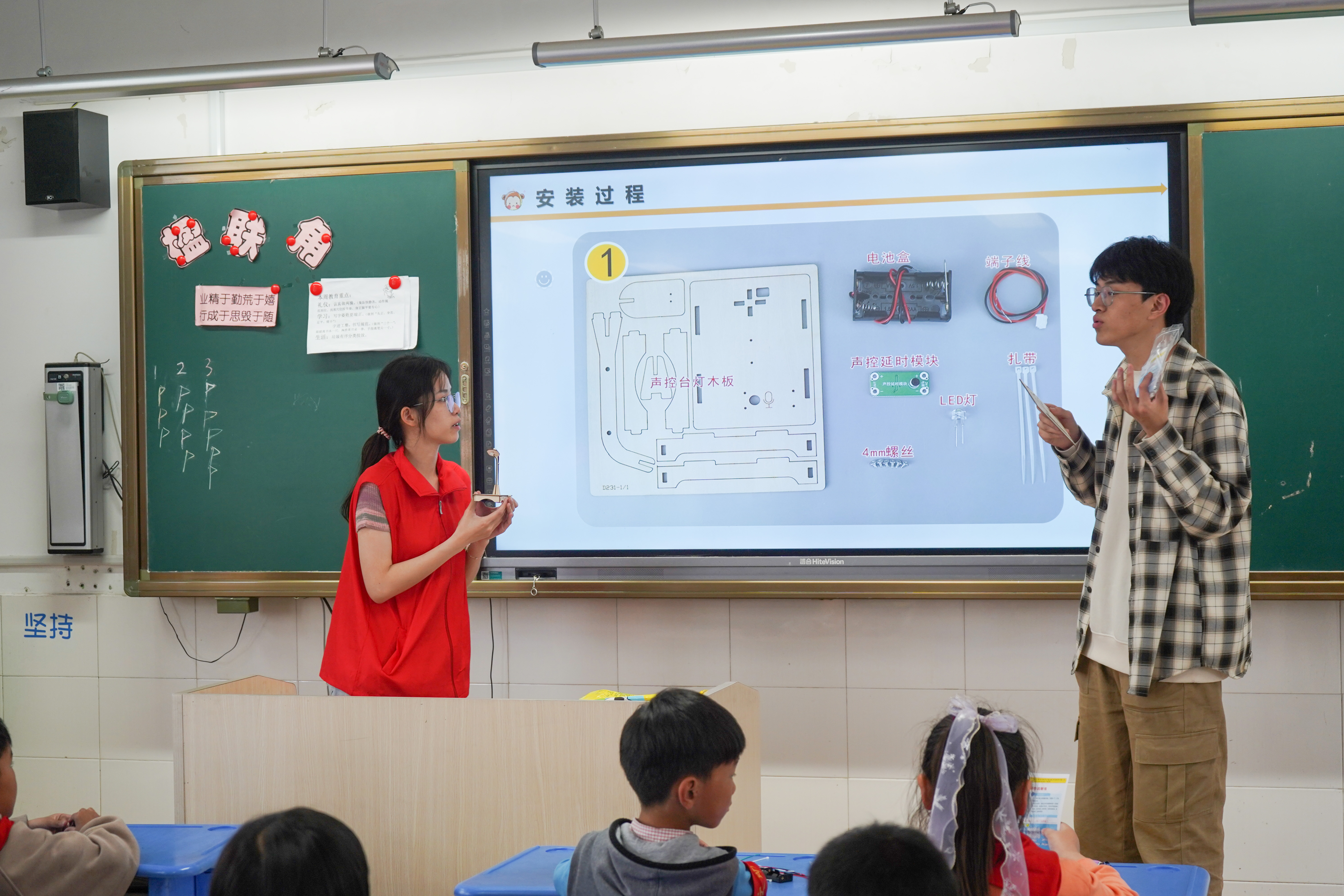 图为江苏科技大学自动化学院志愿者冯靖茹、蔡志锦为镇江市润商小学二年级一班同学讲解声控灯原理.JPG
