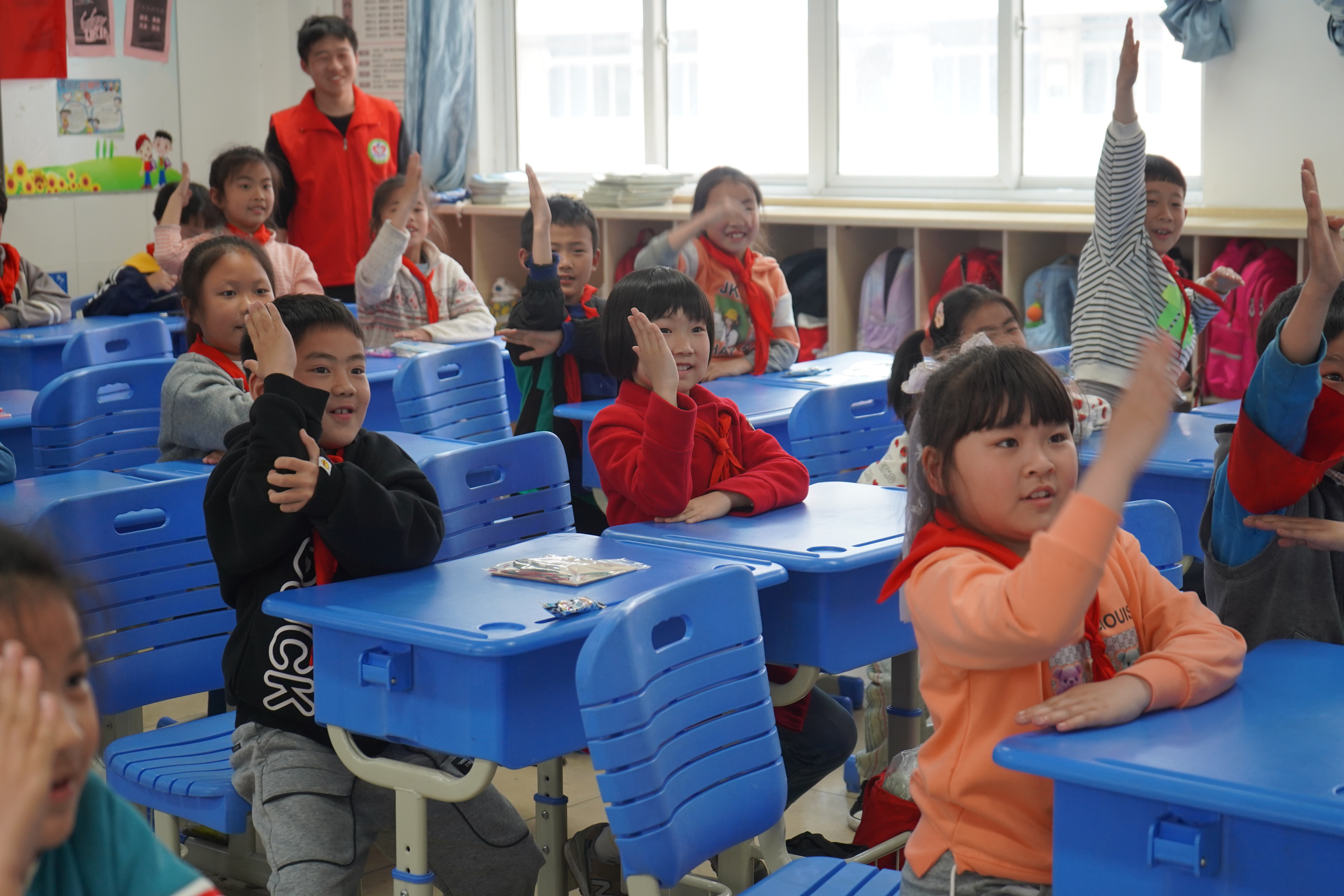 图为镇江市润商小学二年级一班同学积极回答问题.JPG