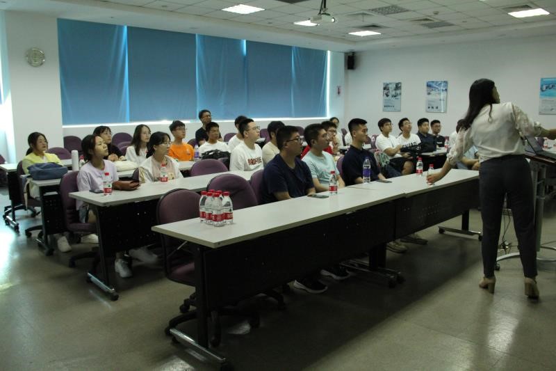 图为工作人员为同学们介绍研华制造中心情况2.jpg