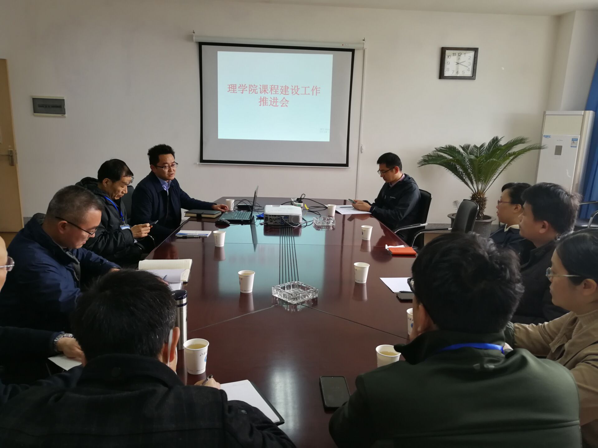 理学院召开课程建设推进会 2.jpg