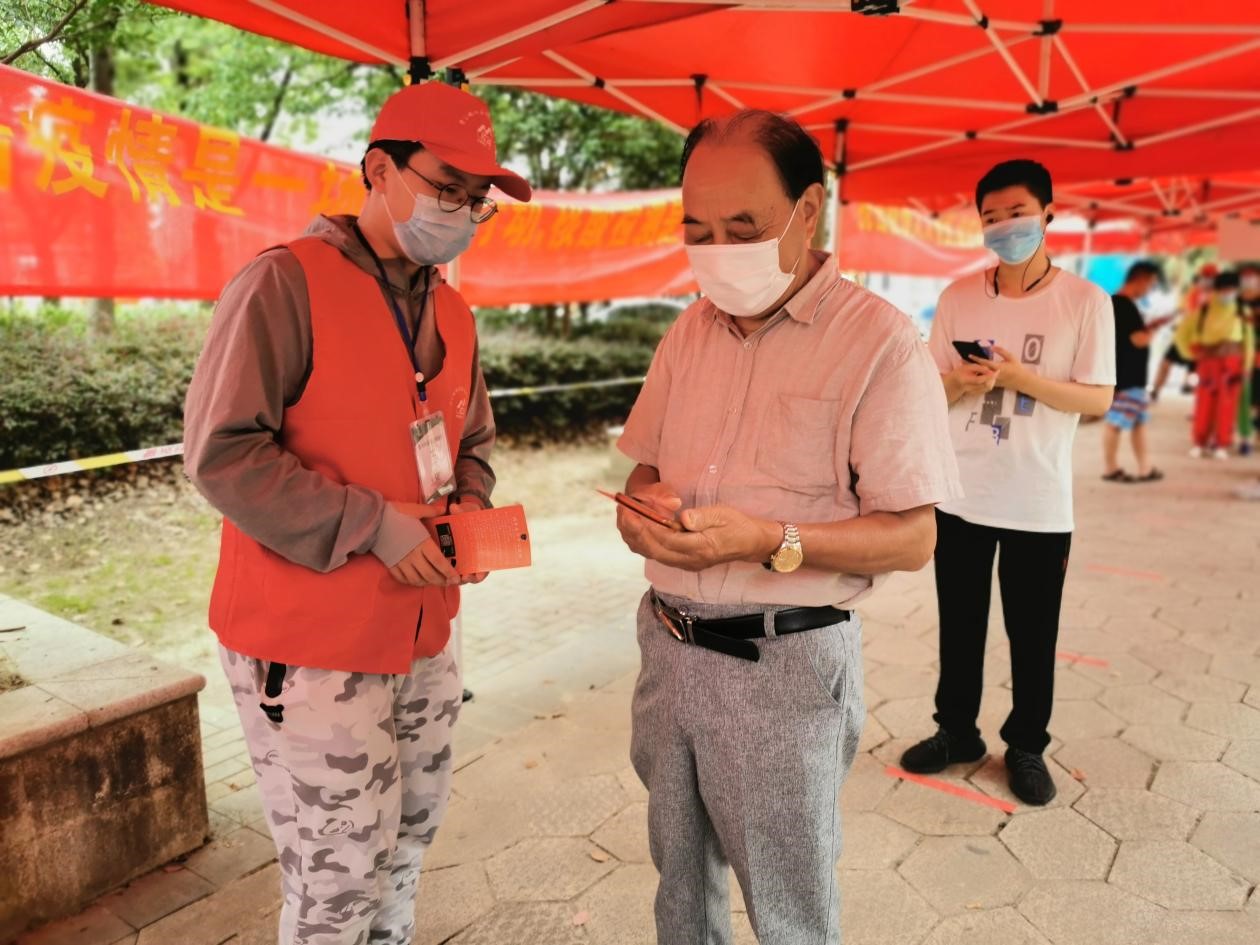 图为周灵杰同学在社区进行服务工作的照片2.jpg