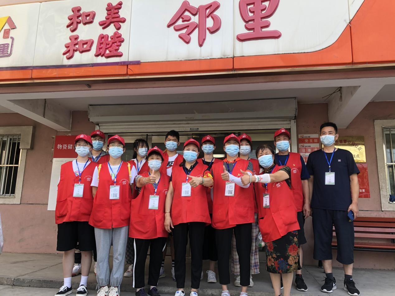 图为周灵杰同学在社区进行服务工作的照片1.jpg