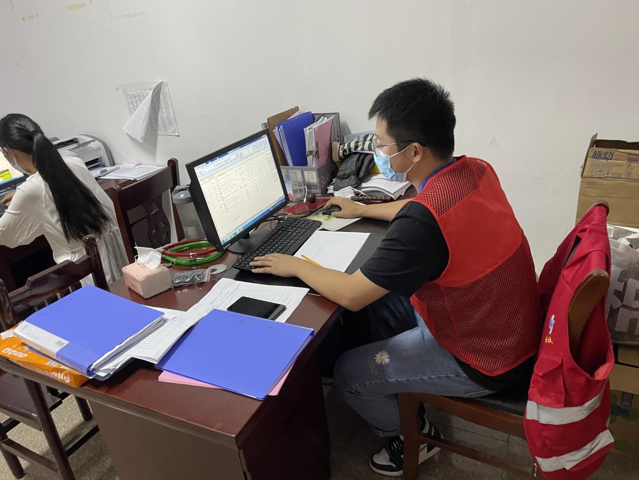 图为计算机学院陆鑫老师在进行志愿服务1.jpg