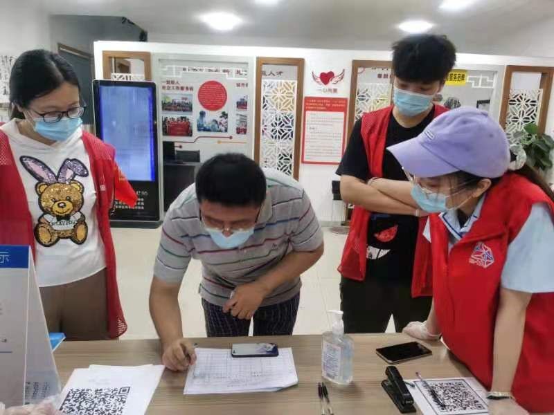 图为朱云飞同学在进行志愿服务2.jpg