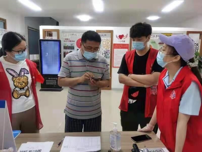 图为朱云飞同学在进行志愿服务1.jpg