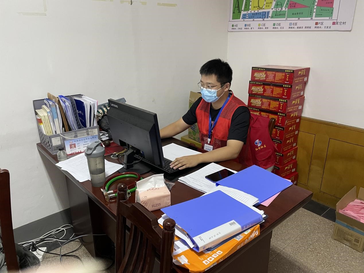 图为计算机学院陆鑫老师在进行志愿服务2.jpg