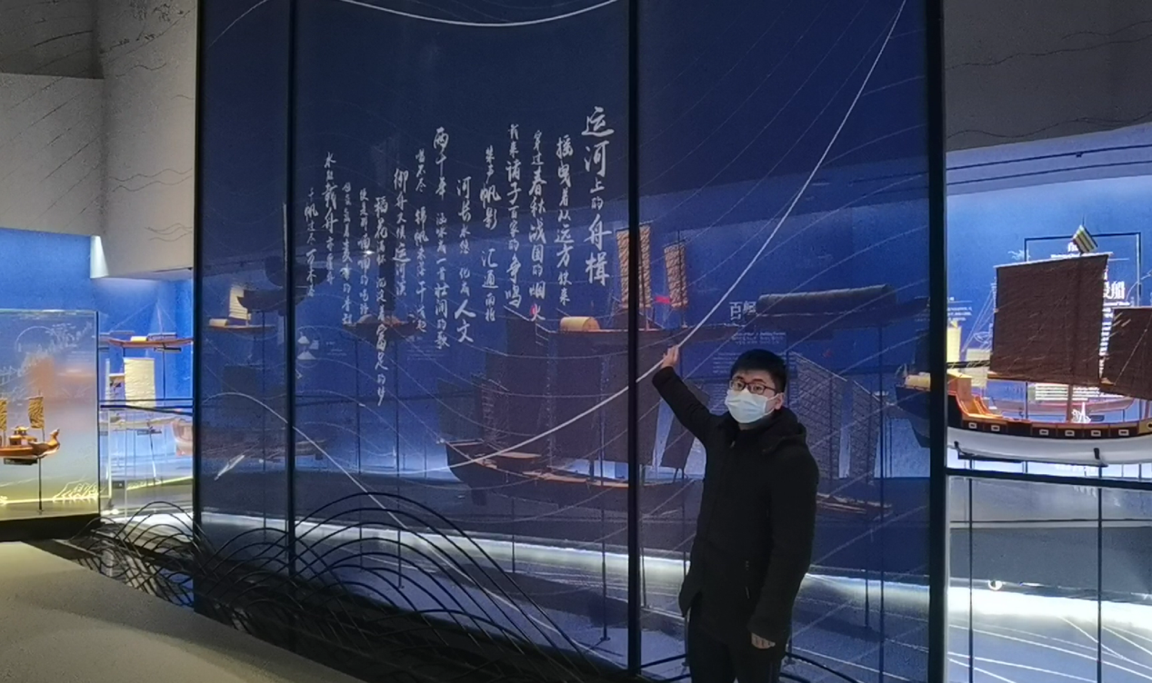 图为小组成员参观“运河上的舟楫”.png