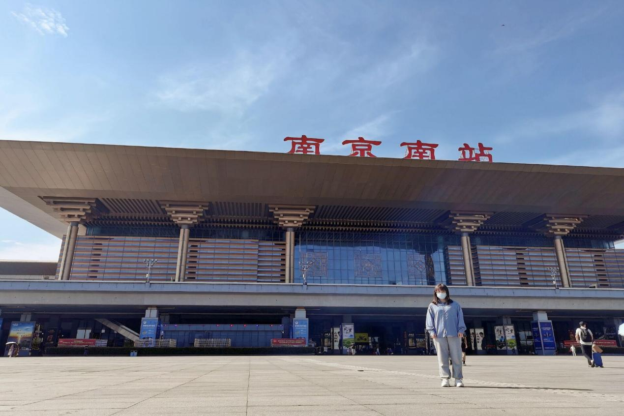 图：实践团成员于南京南站探访.png