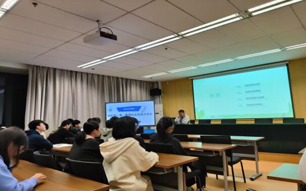 林鑫岳同学分享“同谱垃圾分类曲，共唱环保和谐歌”实践团经验.jpg