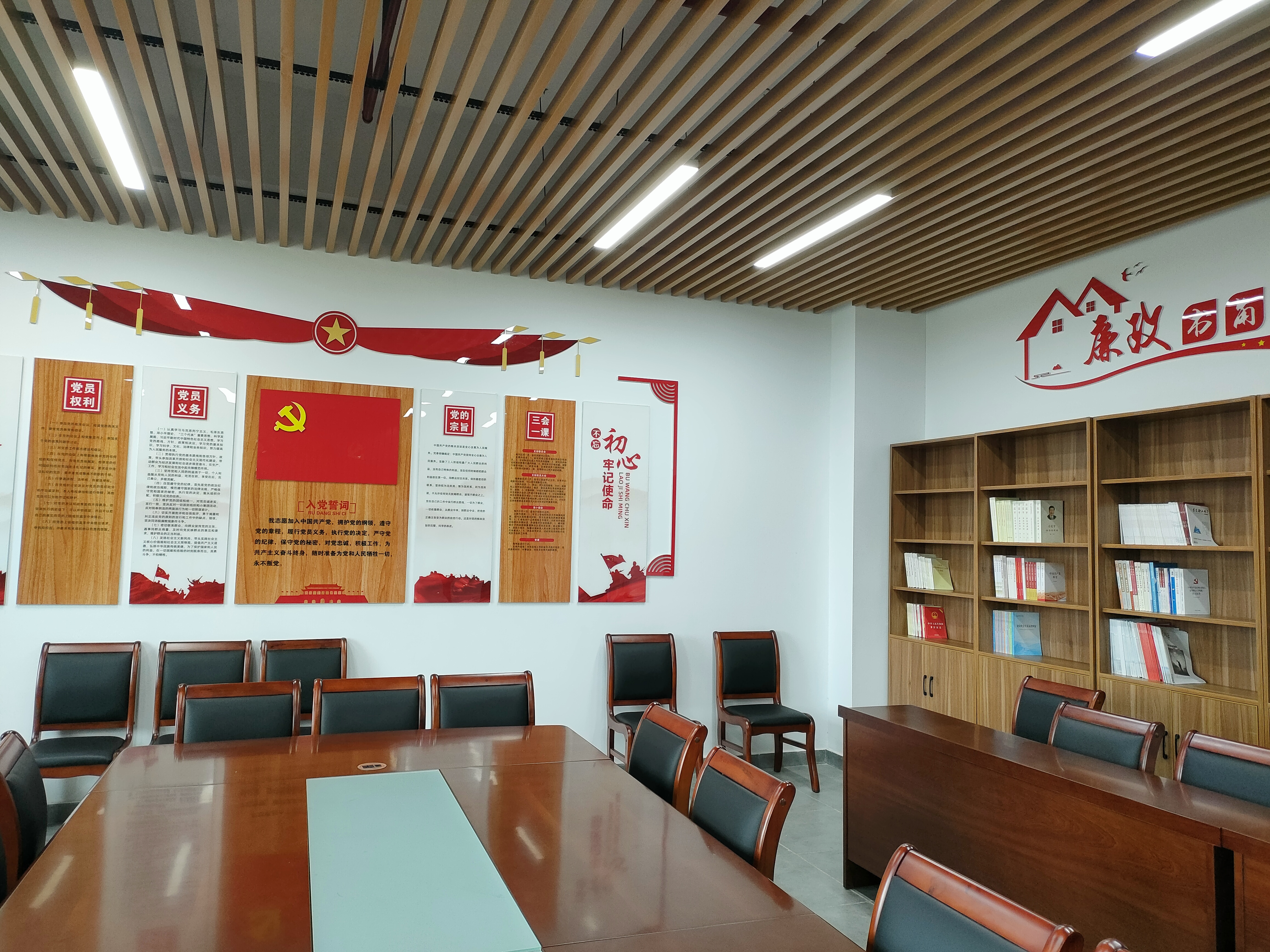 土建学院开设“廉政书角”弘扬廉政文化