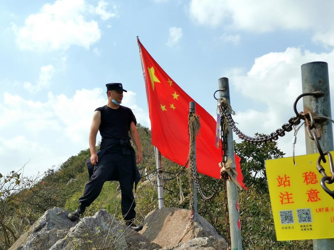 图为特警在帮助同学们攀山.jpg