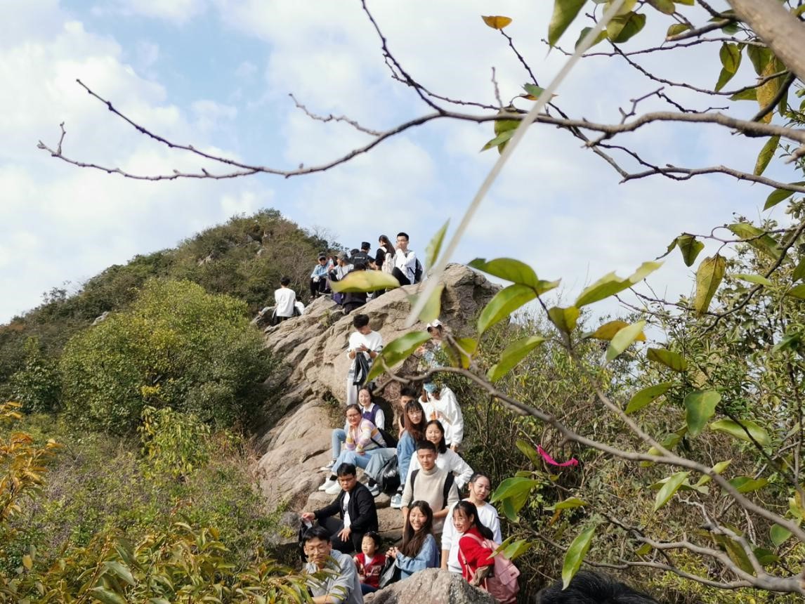 图为同学们在互相帮助攀山2.jpg