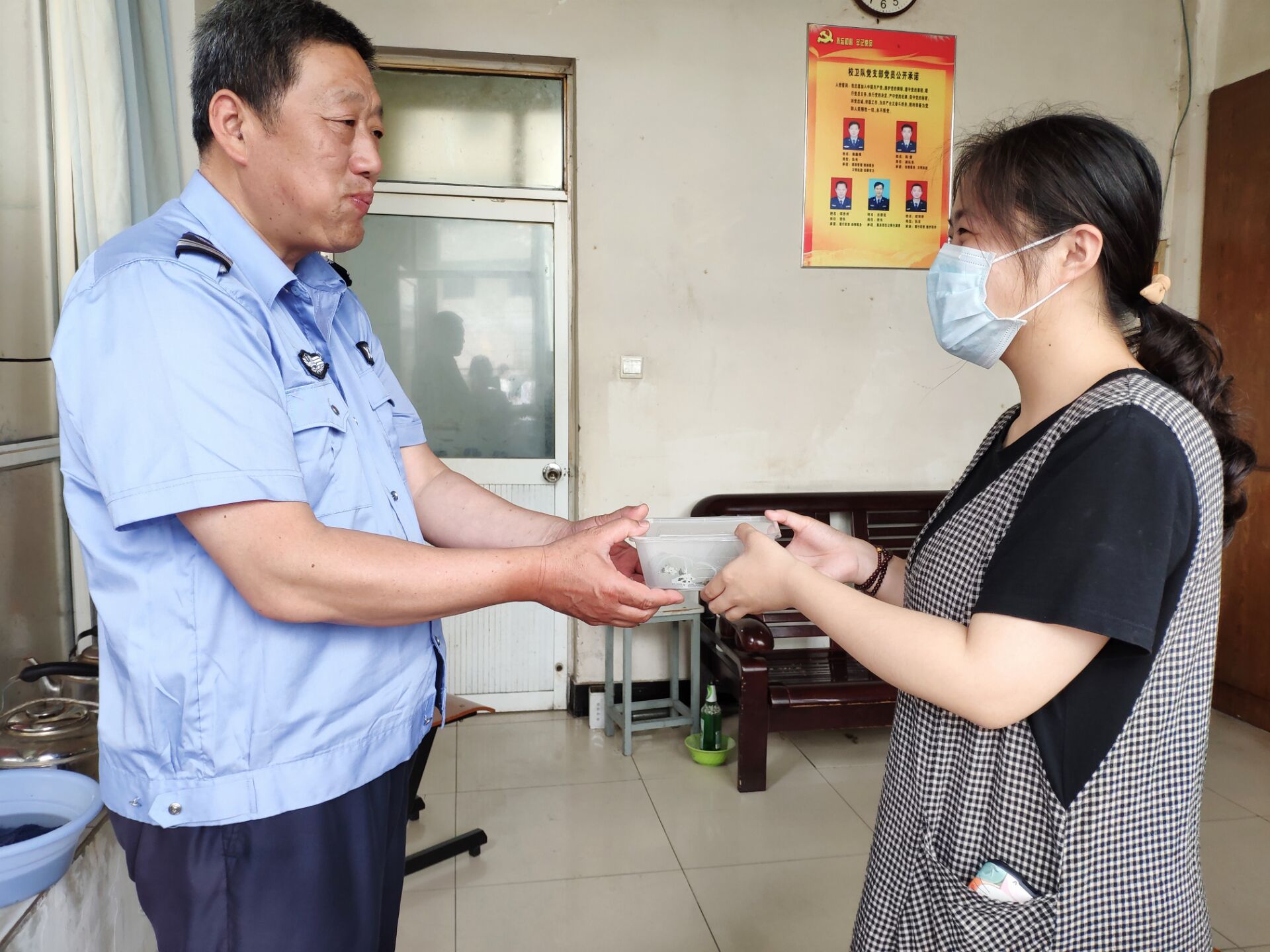 志愿者将包好的粽子送给学校疫情防控一线的门卫同志.jpg