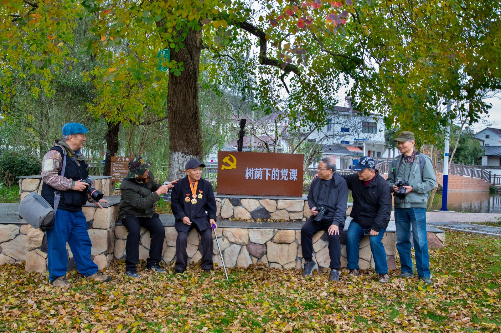 老党员一堂生动的党课.jpg