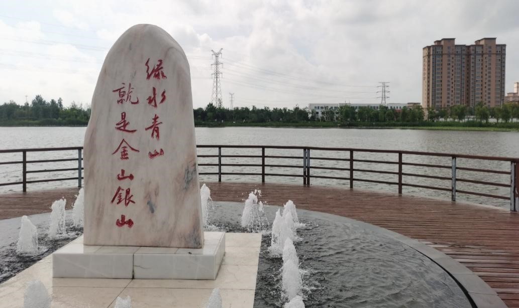 图为多肉种植基地前习近平总书记的科学论断.jpg