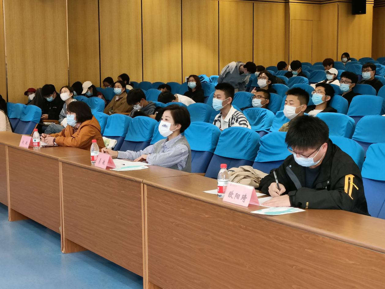 图为评委老师为选手打分.png