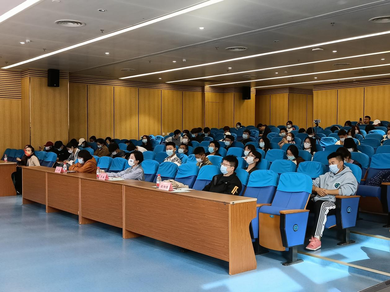 图为参与比赛现场.png