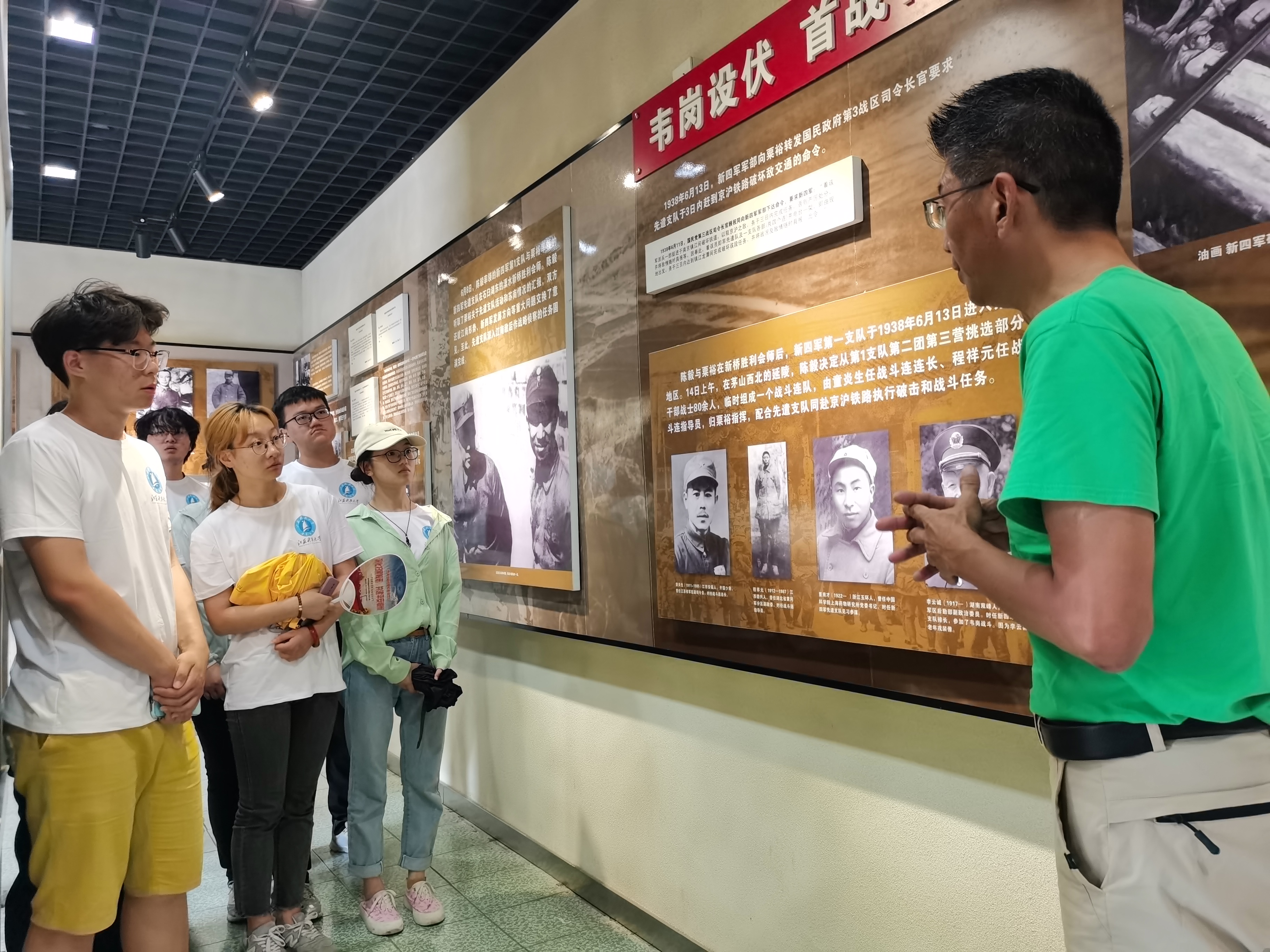 图为团队成员参观韦岗抗战纪念馆.jpg