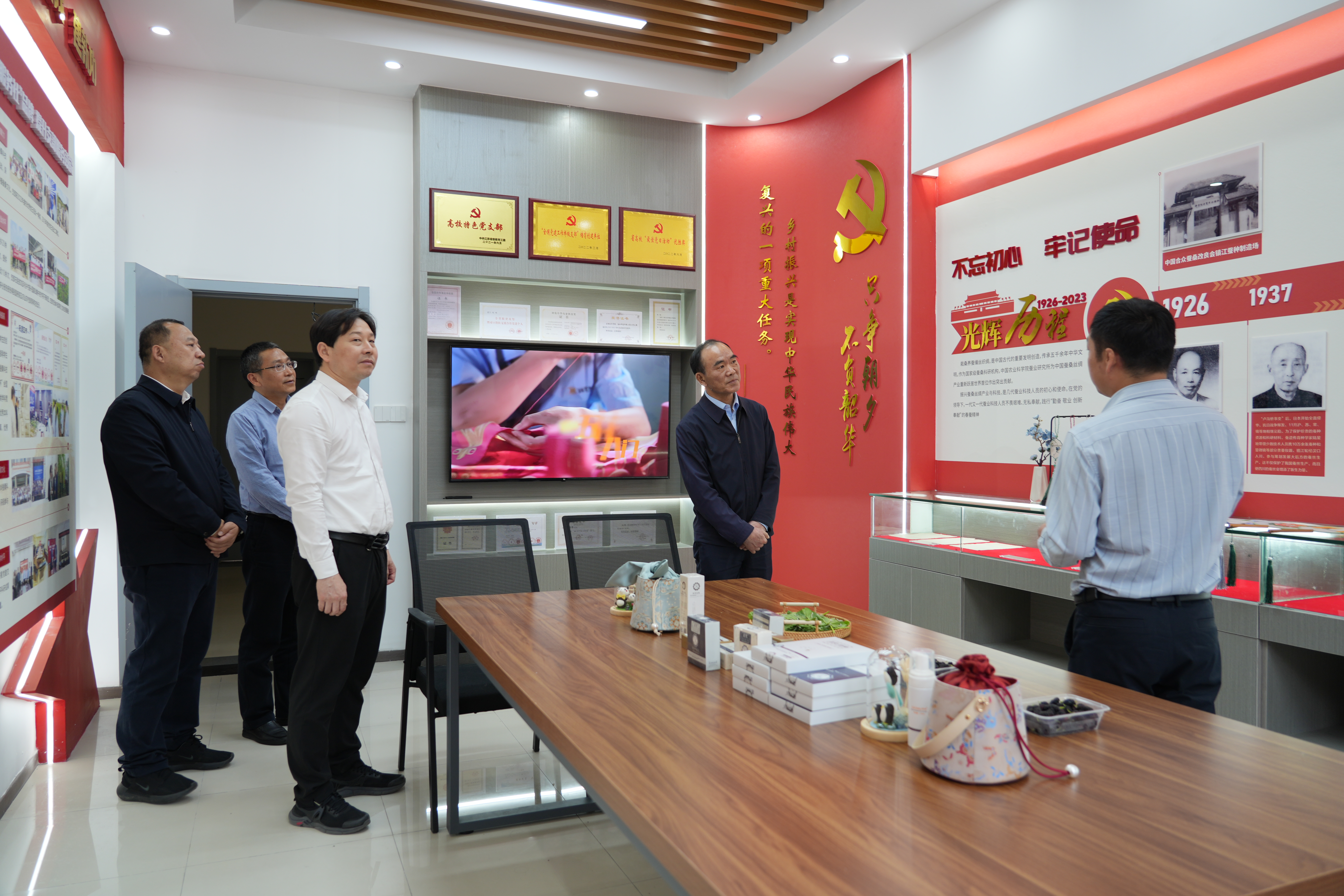 江苏省侨联二级巡视员李发勇一行来我校调研交流